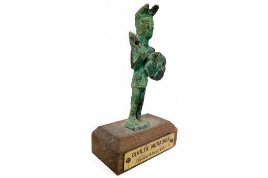 Bronzeskulptur Krieger mit Schild